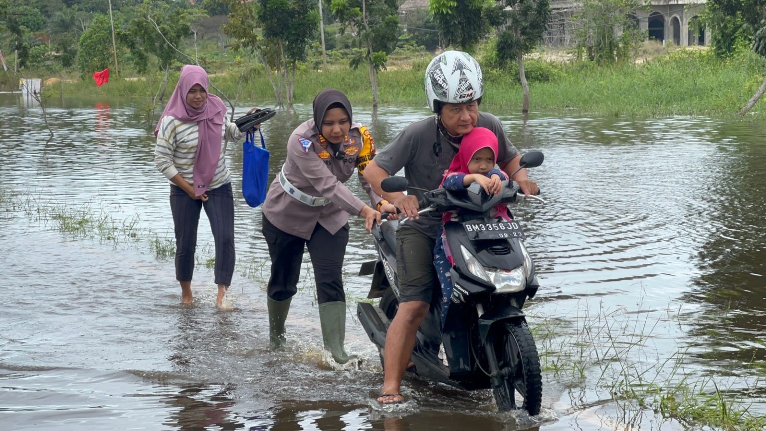 Bantu Masyarakat Terkena Bencana Banjir Polri Hadir Ciptakan Cooling System Pemilu 2024